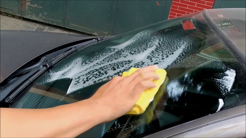 vệ sinh cửa kính trên xe ô tô